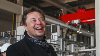 Окуражен от успешната сделка за 44 милиарда долара за закупуване