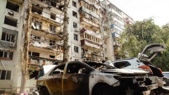 Жена загина, 17 души пострадаха при украински удар по жилищен блок в Курск