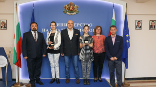 Министър Кралев награди шампионката от Европейското училищно първенство по шахмат Петя Краиванова