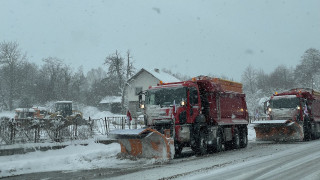 Повече от 850 снегорина обработват републиканските пътища Продължава снеговалежът в