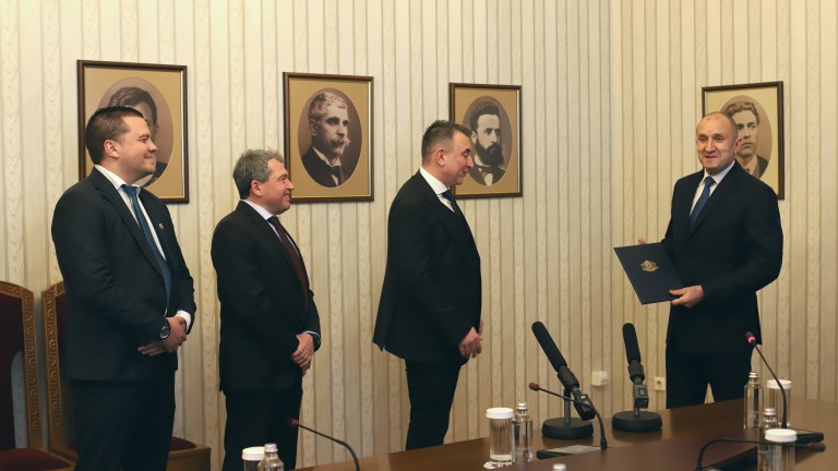 Президентът Румен Радев връчи третия и последен проучвателен мандат за