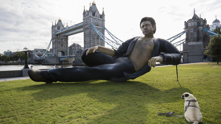 Статуя на Джеф Голдблум, висока близо 5 м, се появи