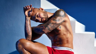 Calvin Klein отново съблече звездите