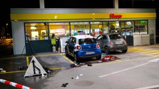 Седемнайсетгодишно момче нападна и рани няколко души с брадва в