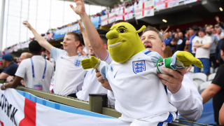 Двама британски футболни запалянковци са свалени от влака за Волгоград