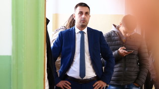 Кандидатът за кмет на София от Възраждане Деян Николов подаде