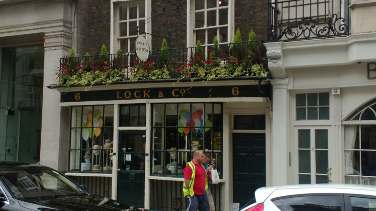 Най-старият магазин за шапки в света, от който са пазарували Оскар Уайлд, Чърчил и принц Филип