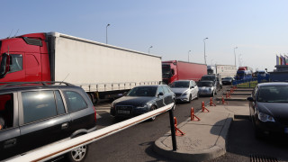 Опашки от леки и тежкотоварни автомобили изчакват на Дунав мост- Русе