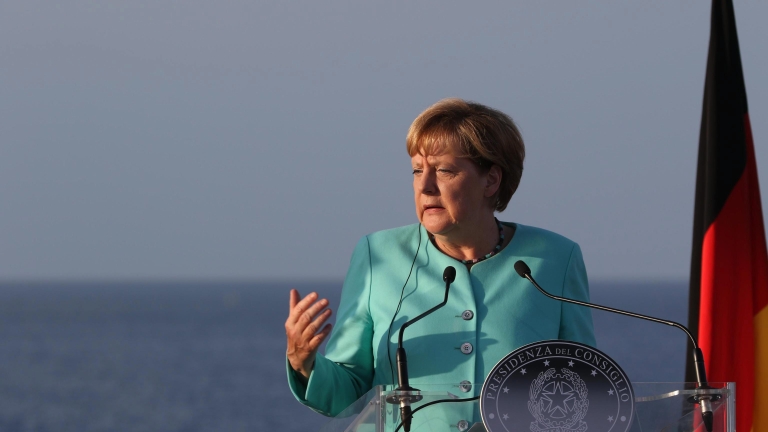 Меркел настоя турците в страната да бъдат лоялни на Германия