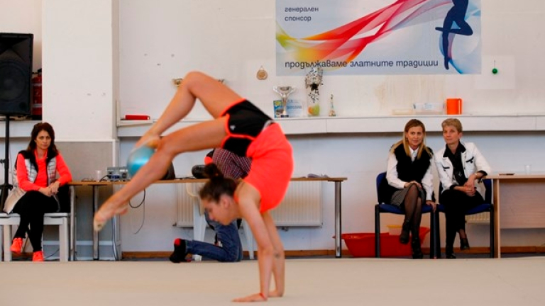 Проф. Дашева посети националните отбори по художествена гимнастика в зала "Раковски"