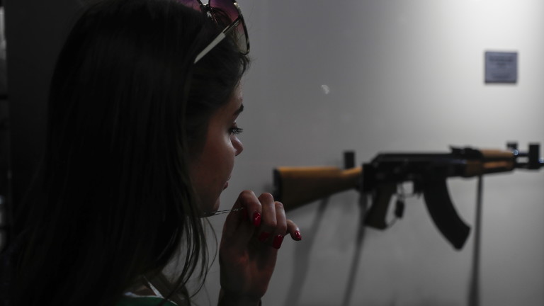 Русия обучава учениците да сглобяват Калашников