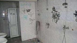 Чистачка "позамаза" тоалетните на "Армията"