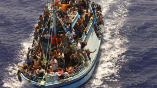 Задържаха кораб с 54 емигранти край Коста Рика