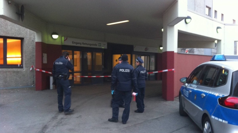 Мъж стреля по полицаи пред болница в Берлин