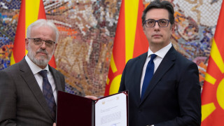 Президентът на Македония Стево Пендаровски повери в петък мандат за