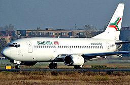 Самолет на България Ер каца аварийно в София