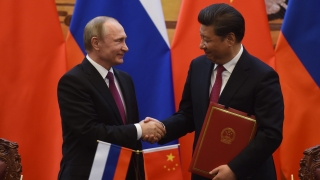 Русия и Китай си стиснаха ръцете под споразумения за 50 млрд. долара