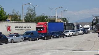 Липсата на нотариално заверена декларация от отсъстващ родител е основание