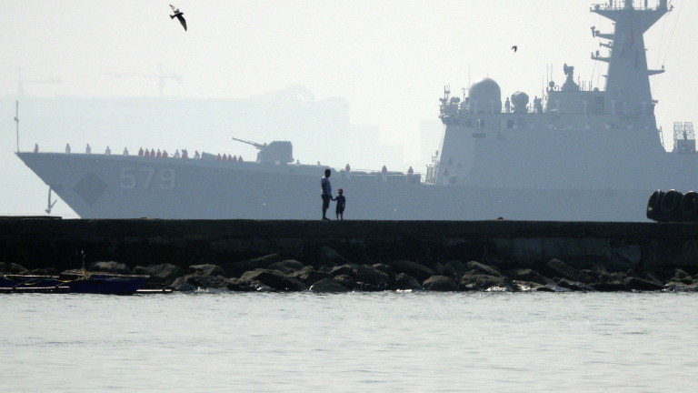 Китай съобщи, че Военноморските сили (ВМС) са предупредили американски кораби,