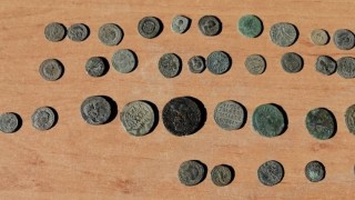 Откриха 35 старинни монети, скрити в предпазна маска за лице