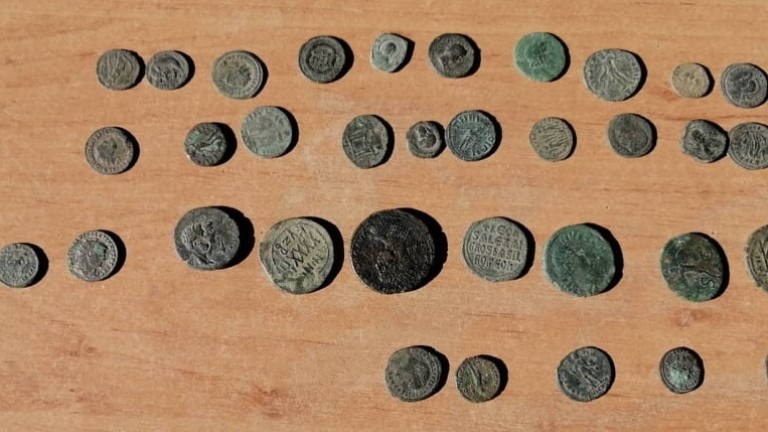 35 старинни монети, скрити в предпазна маска за лице задържаха