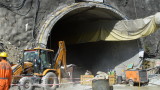  40 служащи са заседнали при сриване на тунел в Индия 