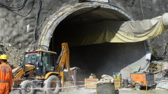 40 работници са заседнали при срутване на тунел в Индия