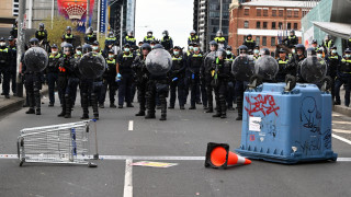 Десетки хора бяха арестувани след сблъсъци с полицията по време