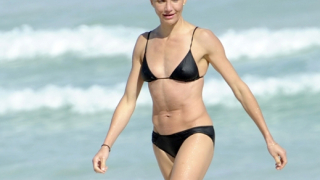Камерън Диас показа секси тяло на плажа