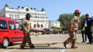 Над 50 пожарникари и полицаи протестираха пред сградата на Народното