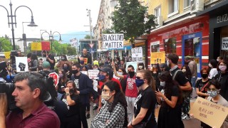 Десетки млади хора се събраха на протест шествие в центъра