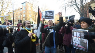 Седем поддръжници на са задържани за кратко за нарушаване на