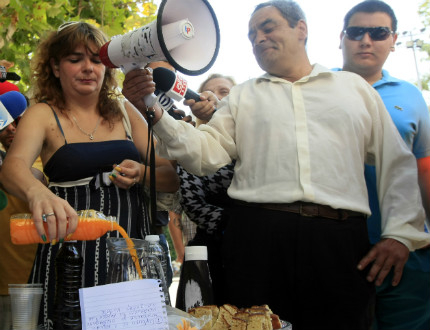 Коктейл „Импийчмънт” пият пред Президентството