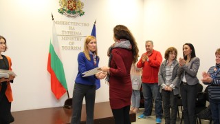 Министър Ангелкова връчи професионални удостоверения за придобиване на правоспособност на