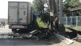ТИР се удари в естакада на Брикел край Гълъбово Бетонното