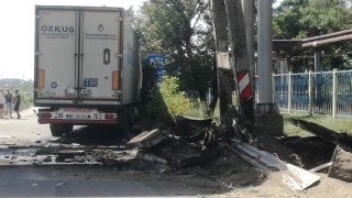 ТИР се бутна в естакада на "Брикел" край Гълъбово