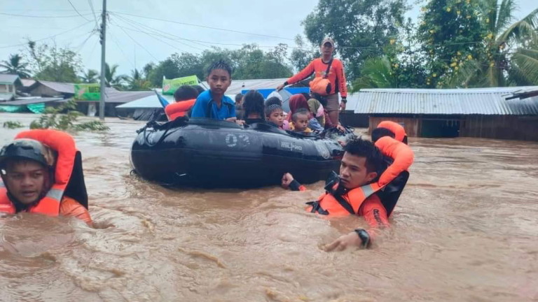 Най-малко 31 души загинаха, след като проливни дъждове, причинени от
