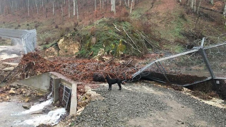 Водите на реките Фишера и Тунджа повредиха част от оградата
