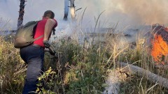 Три села се оплакват от обгазяване от пожара в "Плама" до Плевен, още има тлеещи огнища