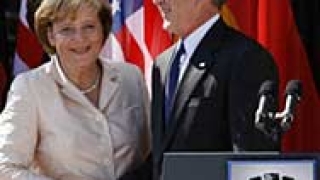 Буш и Меркел обсъждат сериозни проблеми с ведро настроение