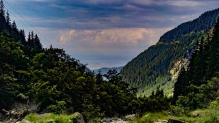 Туристи бяха блокирани в кабинка на лифт в Румъния съобщи