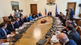 Служебният кабинет отчете успехи перо по перо, заварил "държава на пауза"