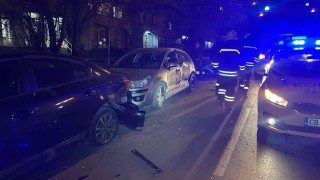 Шофьор удари десет паркирани автомобила в София съобщава bTV Инцидентът е