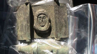 Полицаи иззеха 2000 антични предмета