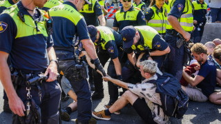 Нидерландската полиция задържа 2400 души по време на климатичен протест