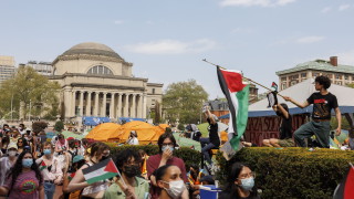 Колумбийският университет в понеделник започна да отстранява пропалестински студентски активисти