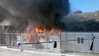 Запалиха мигрантски лагер край Париж, загинал и ранени