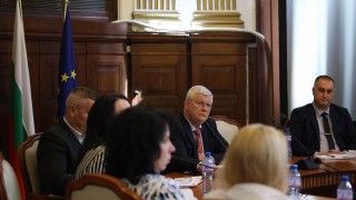 Министърът на земеделието Кирил Вътев покани на среща всички готови