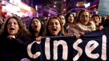 Хиляди турци на протест срещу закон, оневиняващ изнасилвачите на деца 
