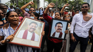 Разгневени тълпи в Шри Ланка изгориха няколко къщи принадлежащи на